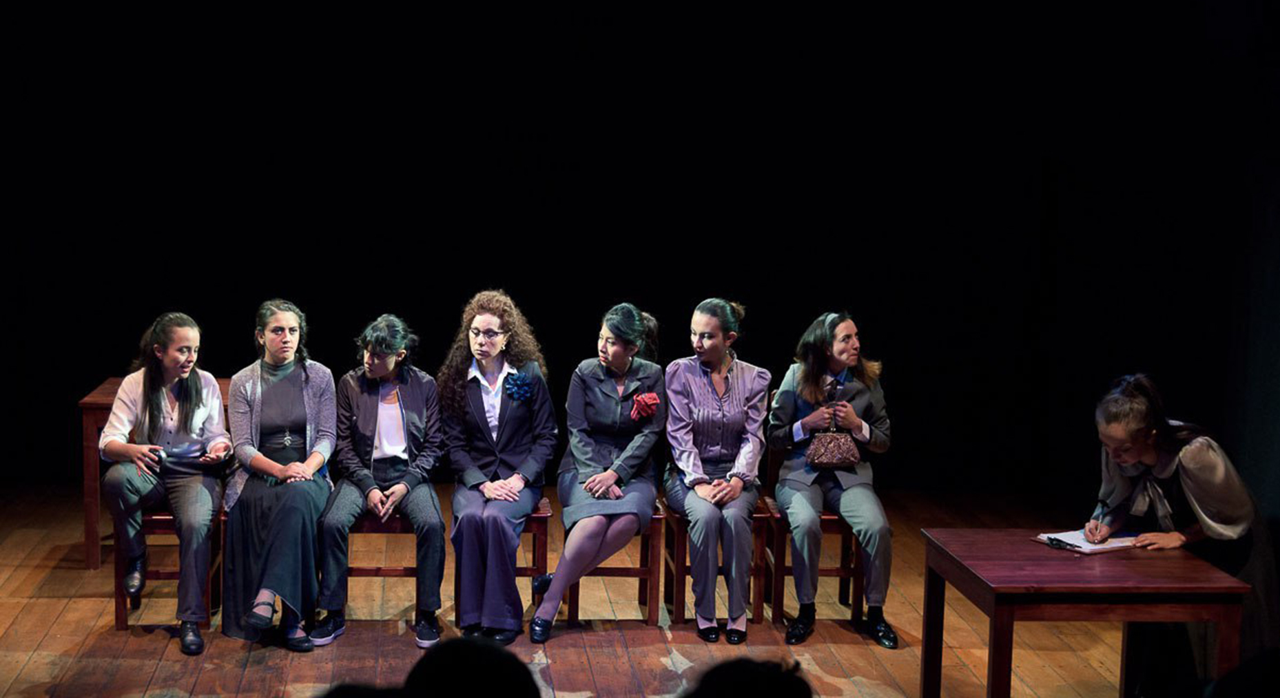 Elsie Monge en la sala de su departamento en Quito. Marzo de 2022. Foto: Karen Toro A.