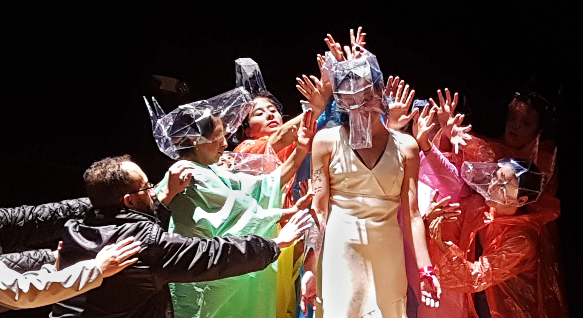 Elsie Monge en la sala de su departamento en Quito. Marzo de 2022. Foto: Karen Toro A.