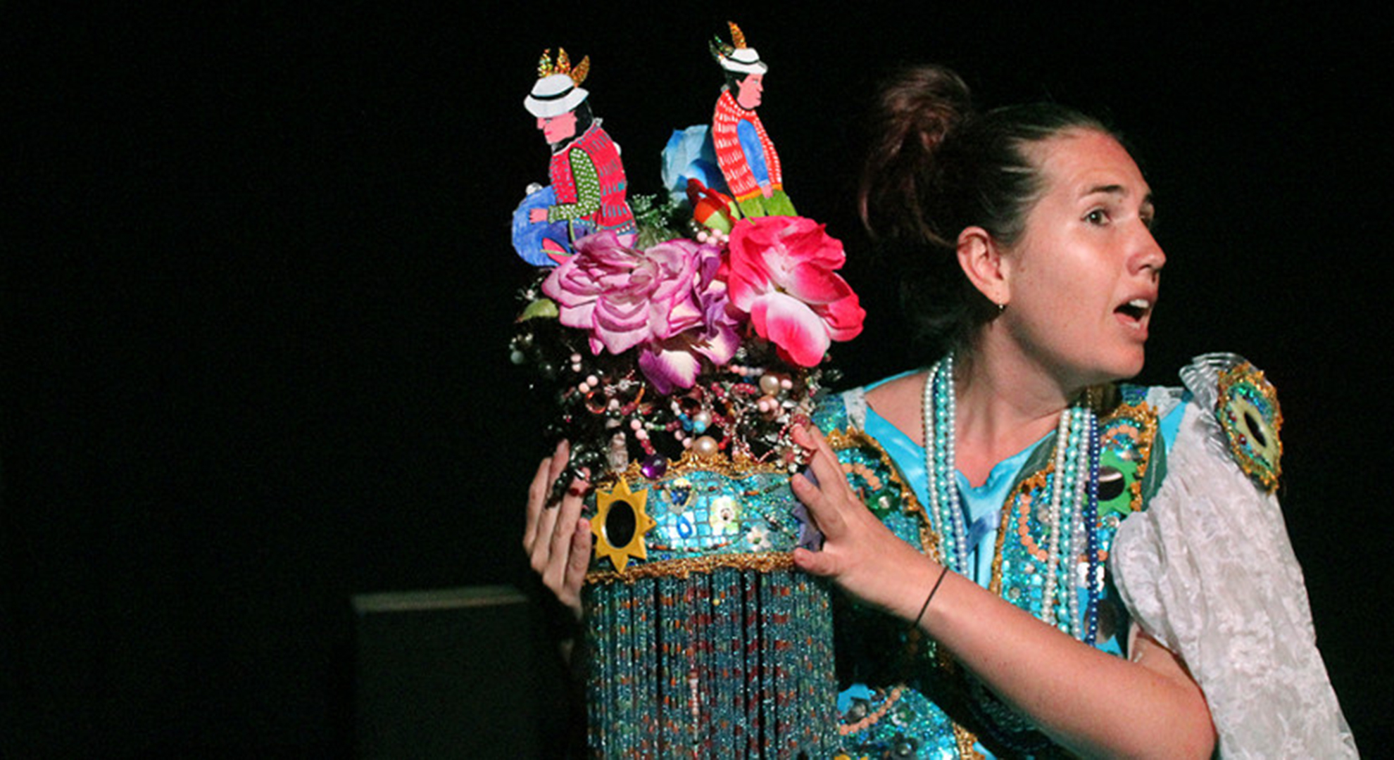 Elsie Monge en la sala de su departamento en Quito. Marzo de 2022. Foto: Karen Toro A.