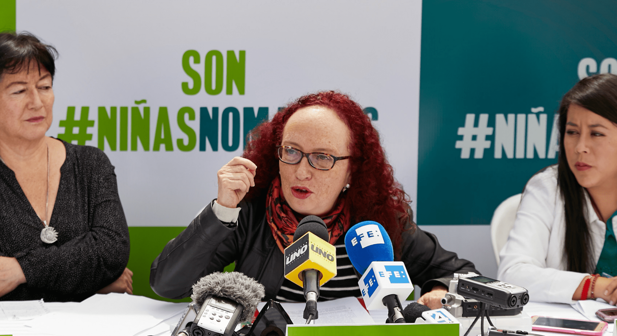 Elsie Monge en la sala de su departamento en Quito. Marzo de 2022. Foto: Karen Toro A.