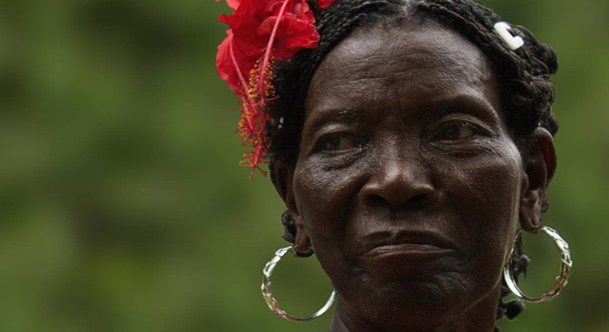 Elsie Monge en la sala de su departamento en Quito. Marzo de 2022. Foto: Karen Toro A.