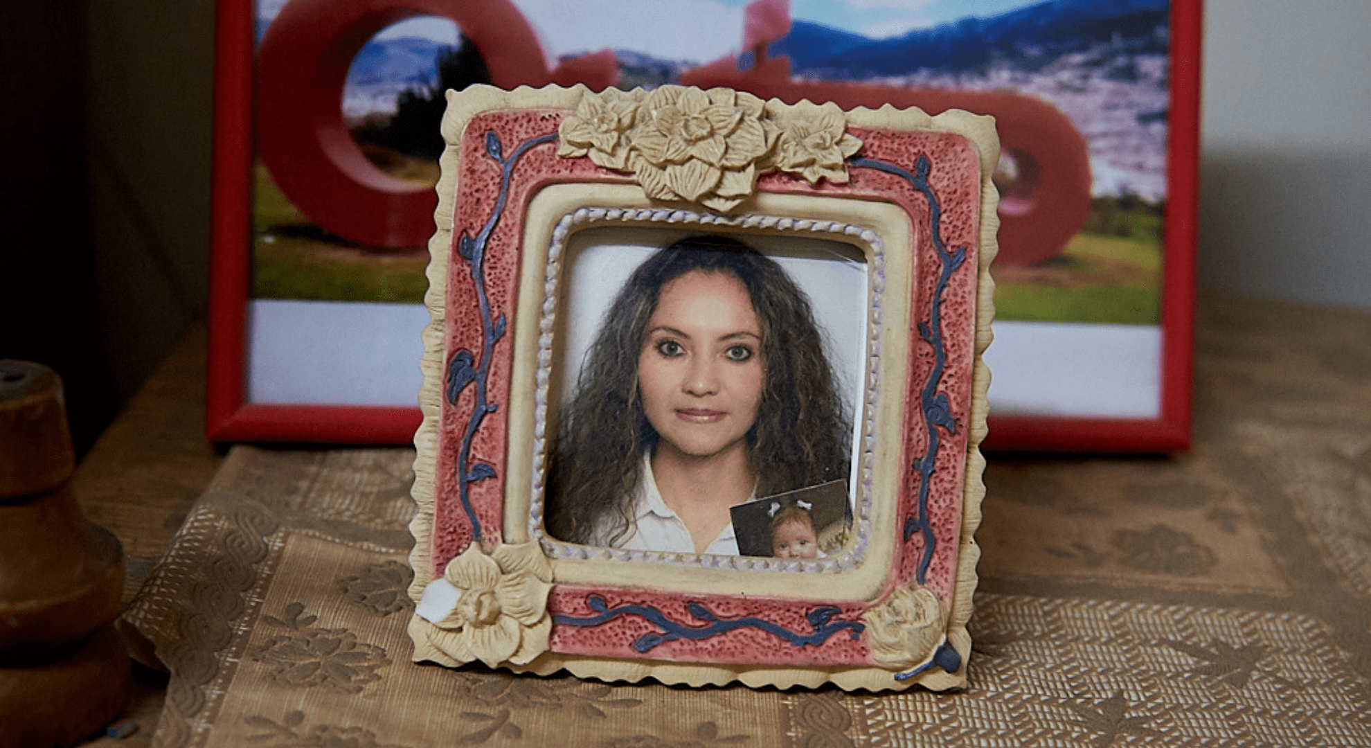 Elsie Monge en la sala de su departamento en Quito. Marzo de 2022. Foto: Karen Toro A.