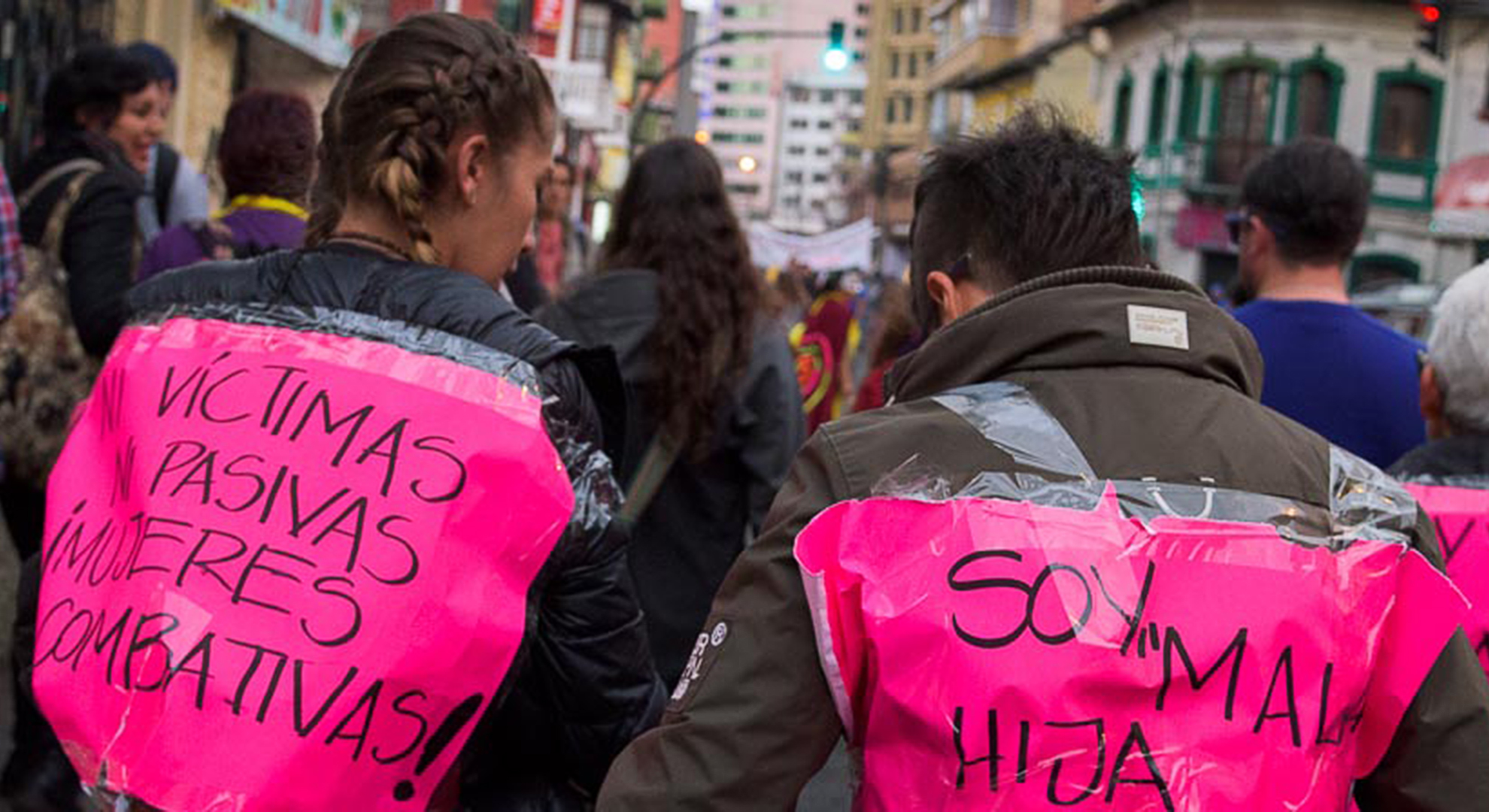 Elsie Monge en la sala de su departamento en Quito. Marzo de 2022. Foto: Karen Toro A.