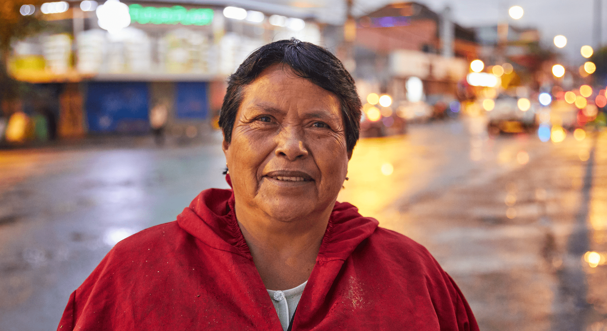 Elsie Monge en la sala de su departamento en Quito. Marzo de 2022. Foto: Karen Toro A.