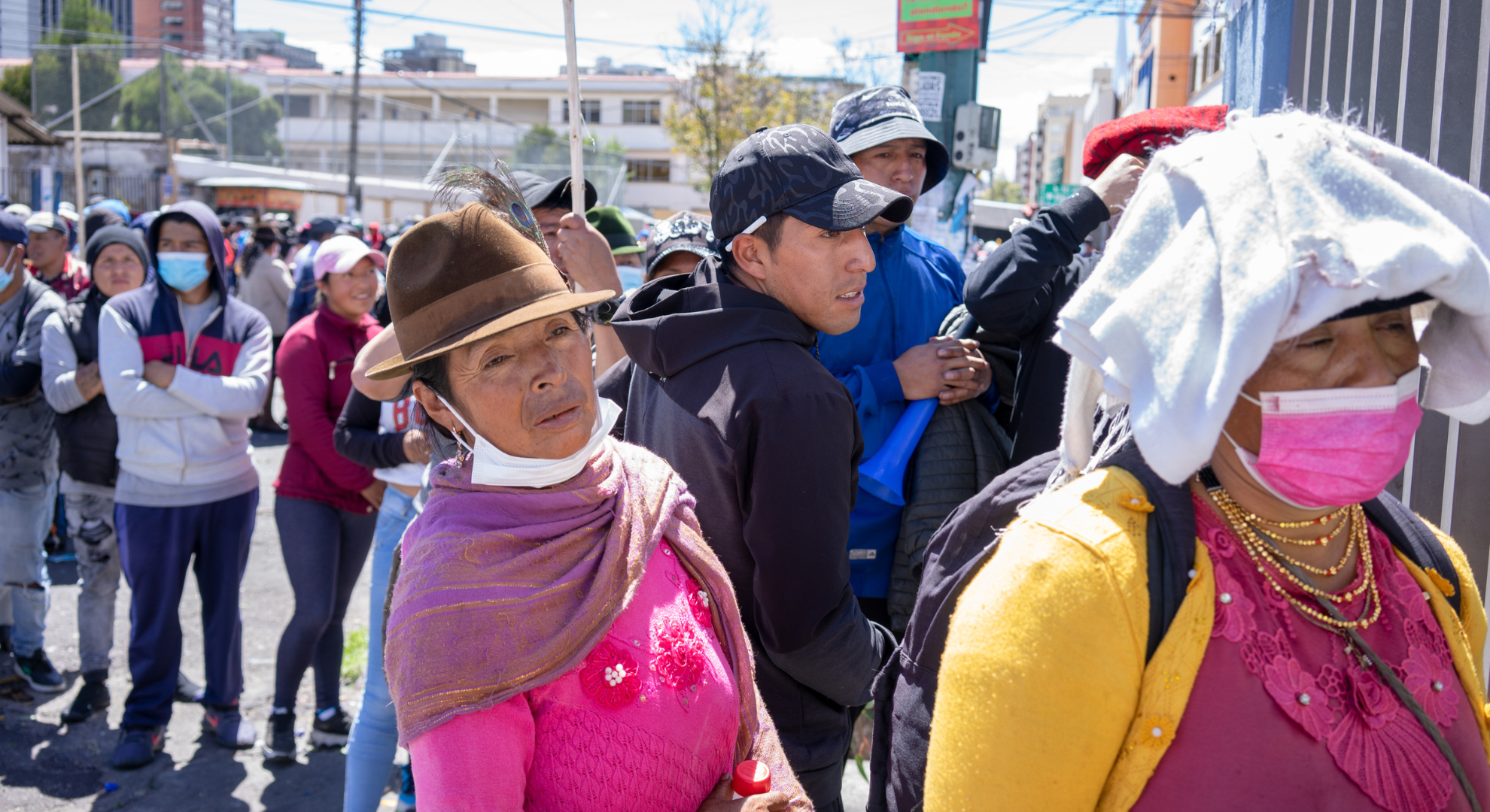 Elsie Monge en la sala de su departamento en Quito. Marzo de 2022. Foto: Karen Toro A.