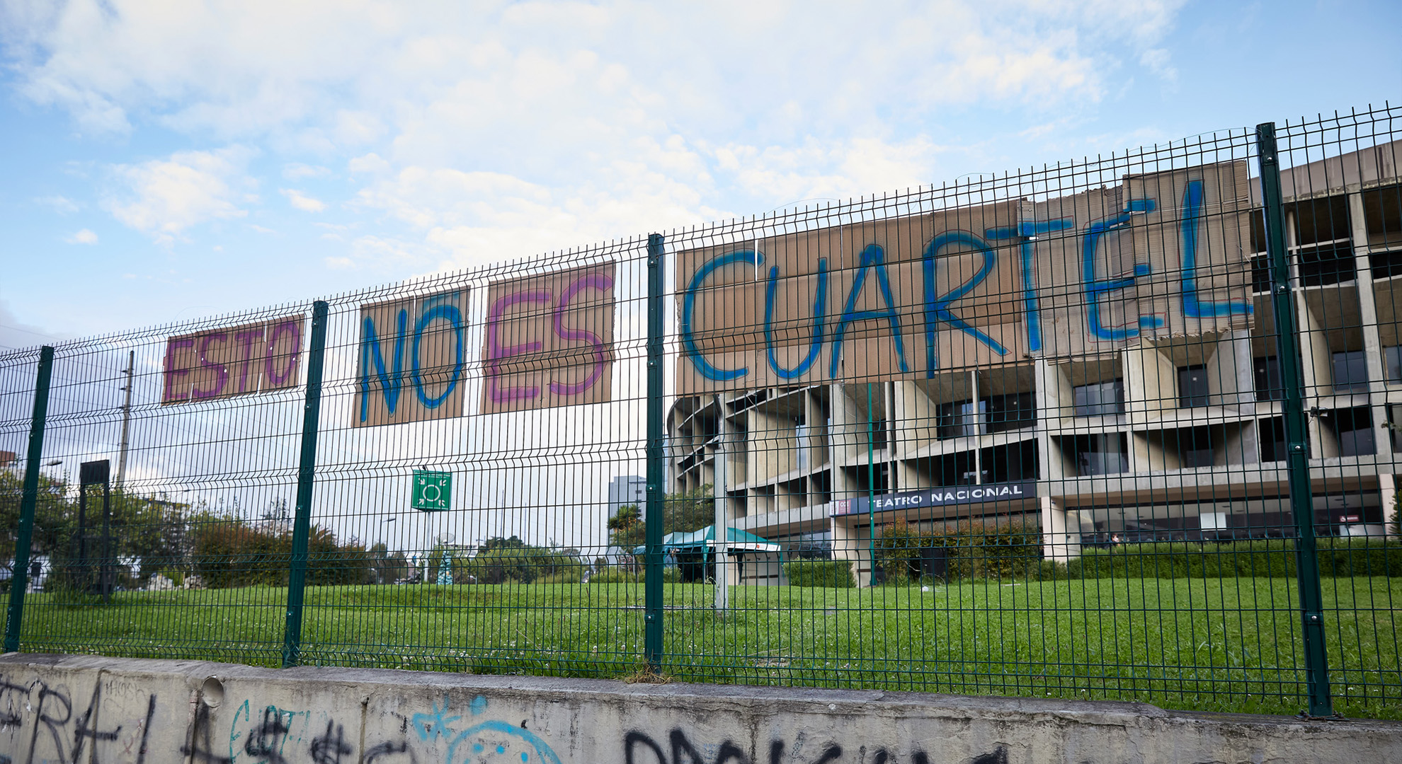 Elsie Monge en la sala de su departamento en Quito. Marzo de 2022. Foto: Karen Toro A.