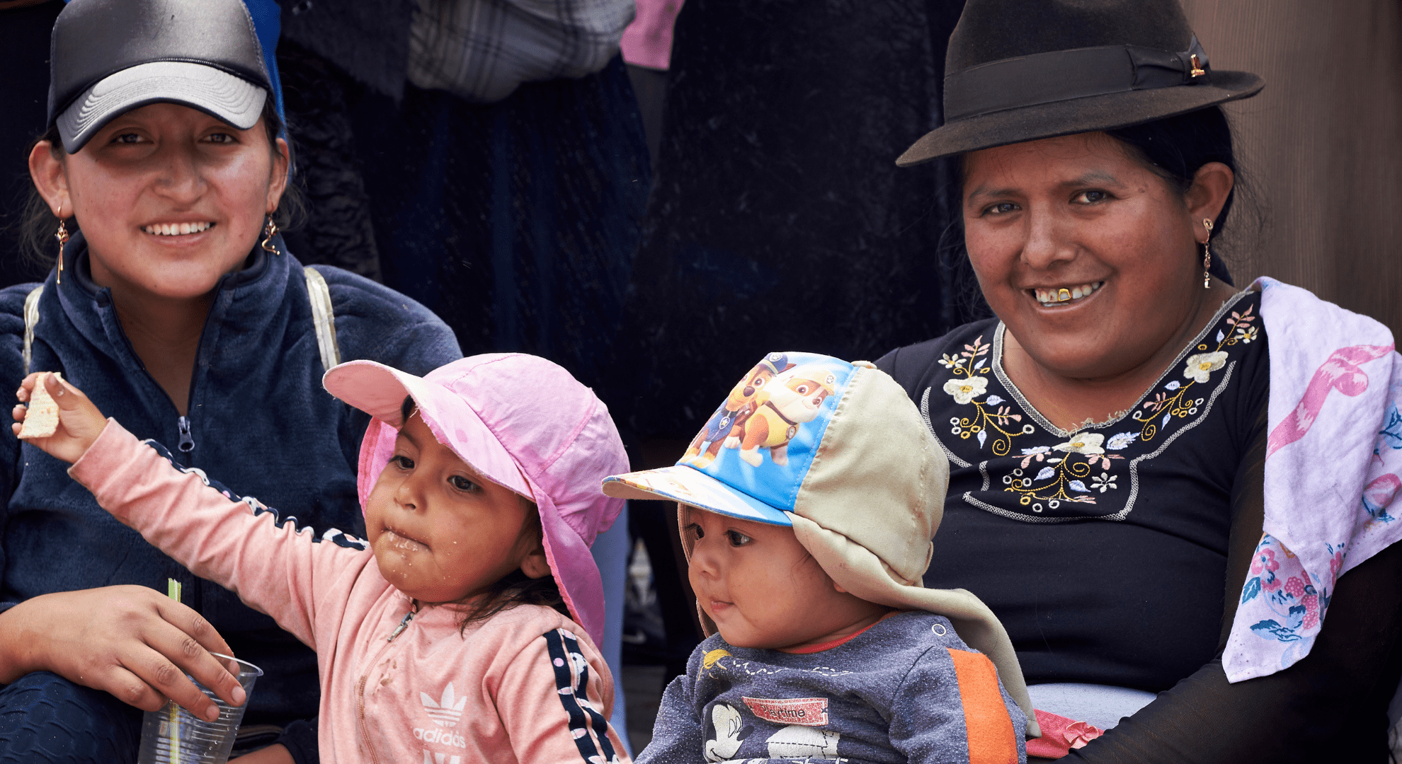 Elsie Monge en la sala de su departamento en Quito. Marzo de 2022. Foto: Karen Toro A.