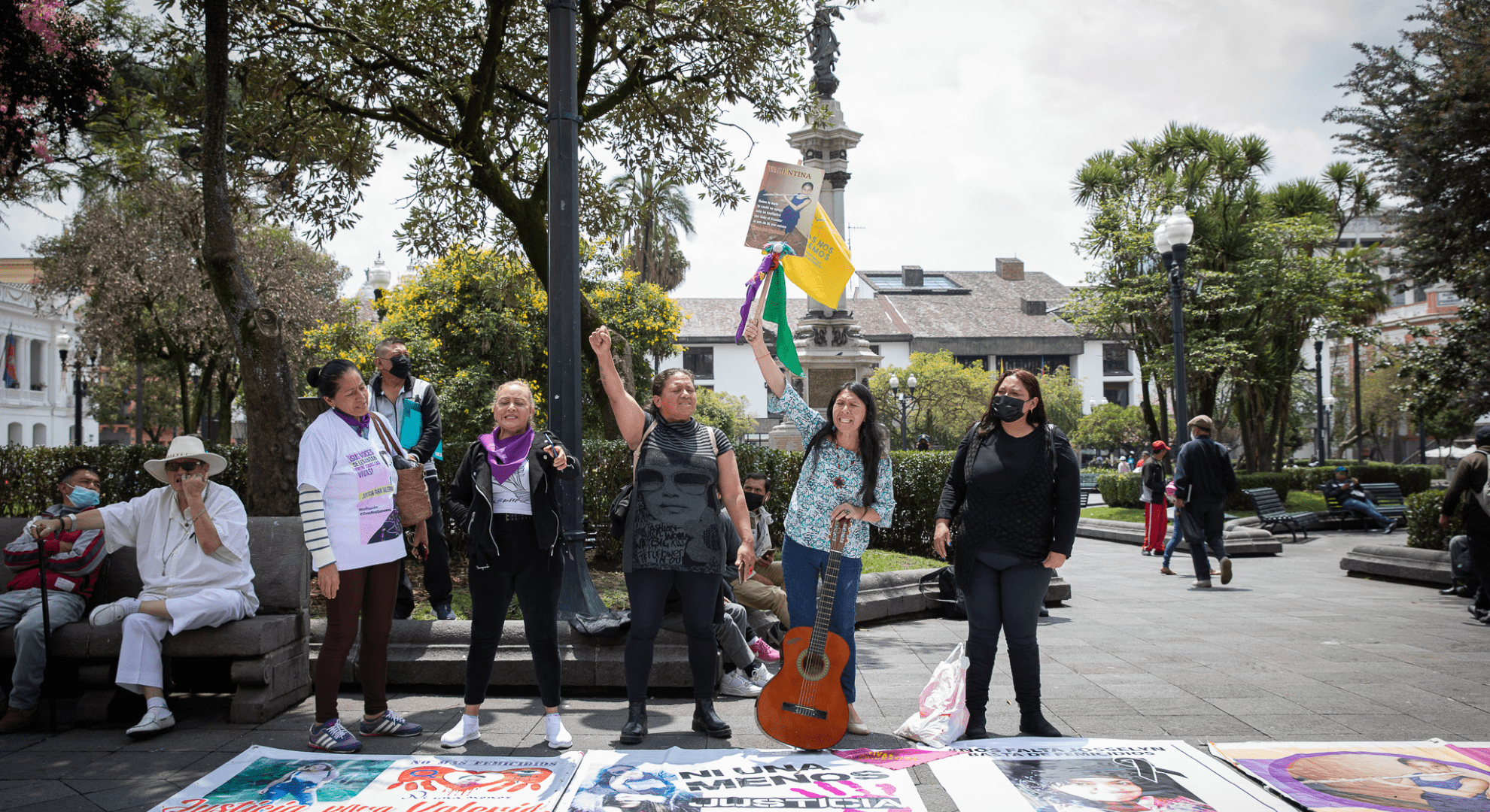 Elsie Monge en la sala de su departamento en Quito. Marzo de 2022. Foto: Karen Toro A.