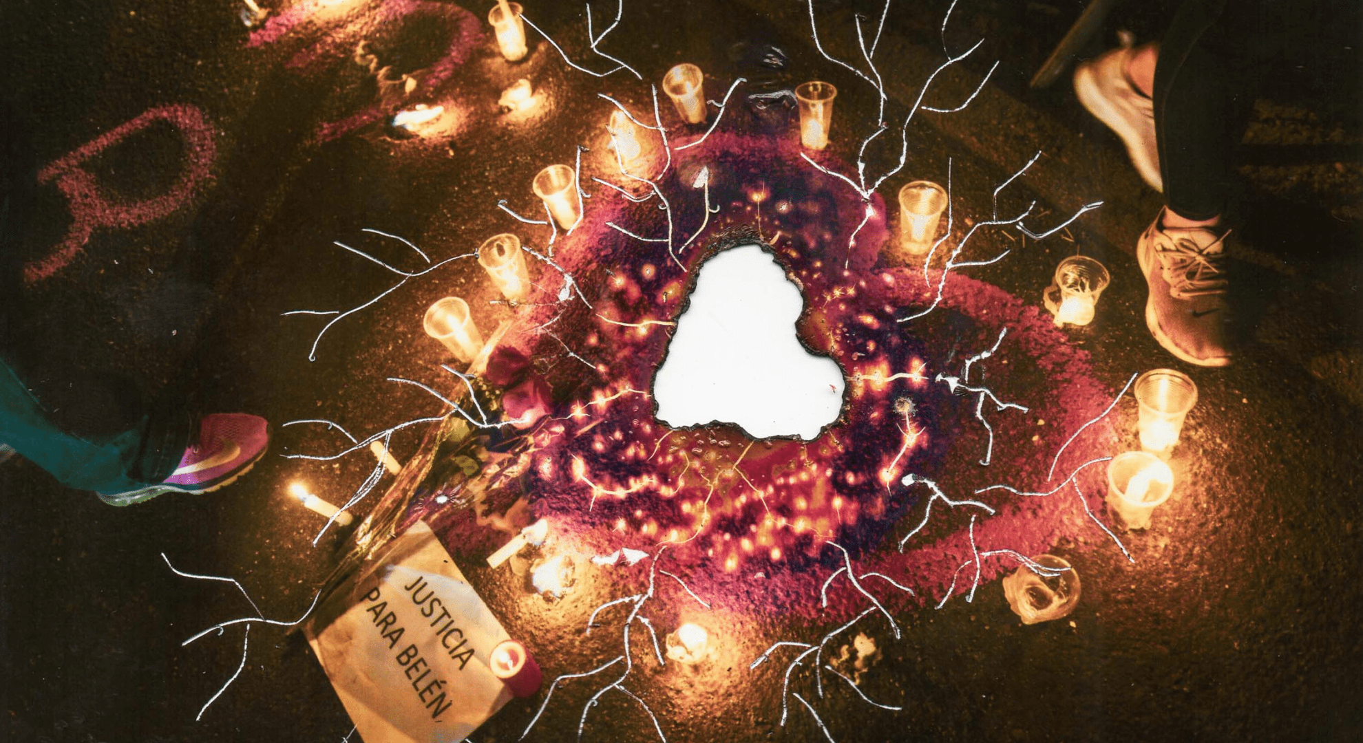 Elsie Monge en la sala de su departamento en Quito. Marzo de 2022. Foto: Karen Toro A.