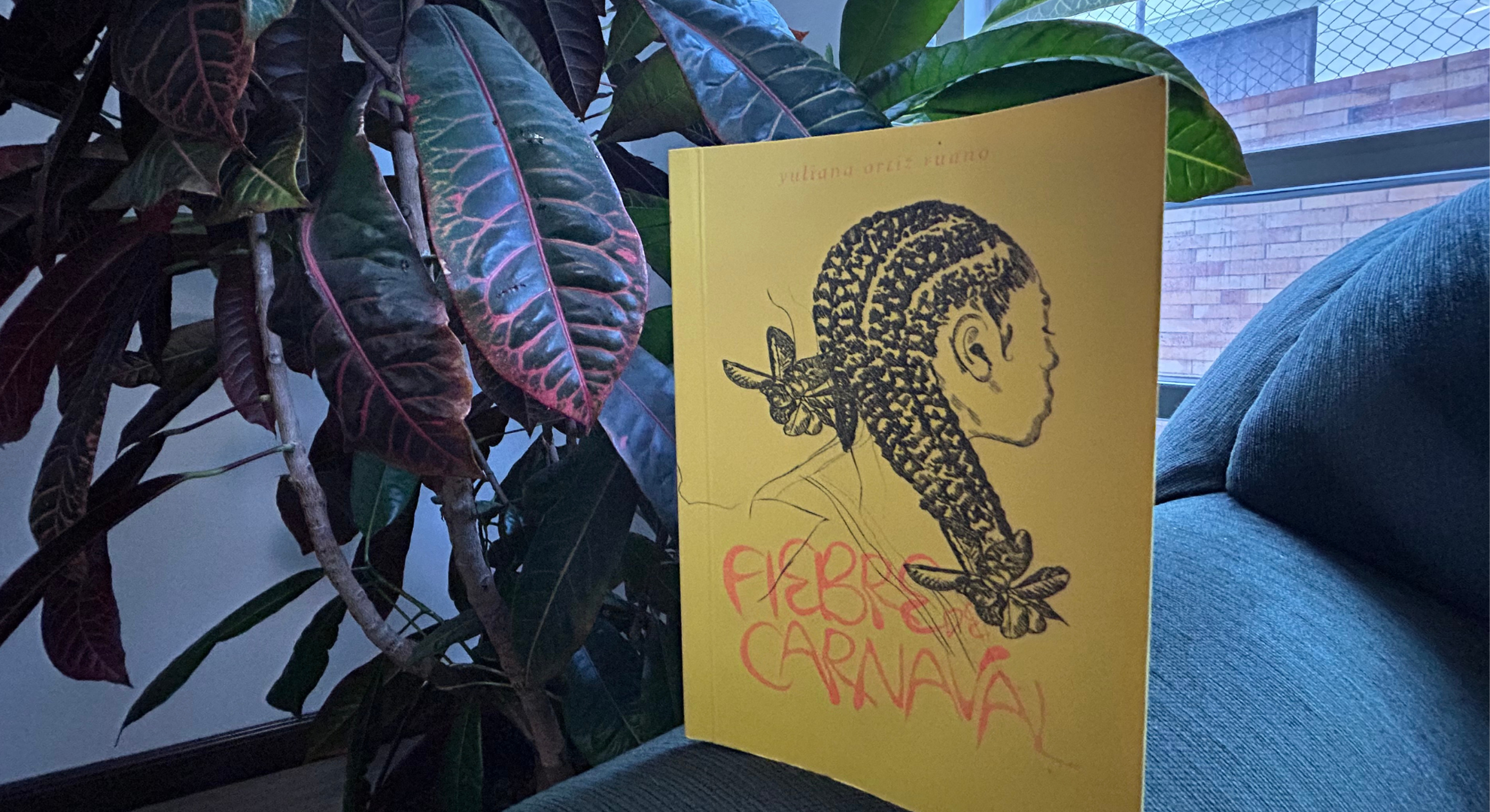 Elsie Monge en la sala de su departamento en Quito. Marzo de 2022. Foto: Karen Toro A.