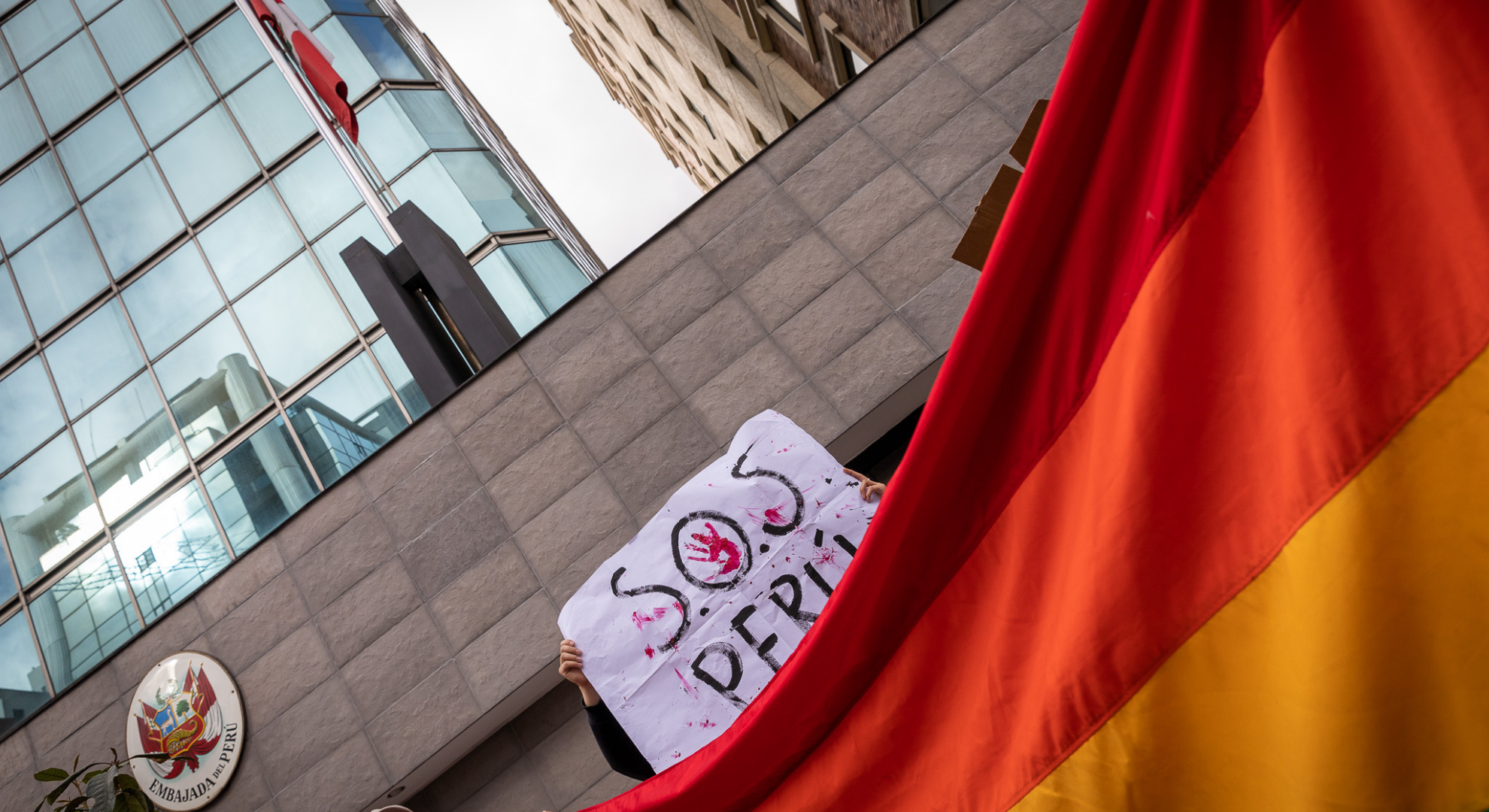 Elsie Monge en la sala de su departamento en Quito. Marzo de 2022. Foto: Karen Toro A.