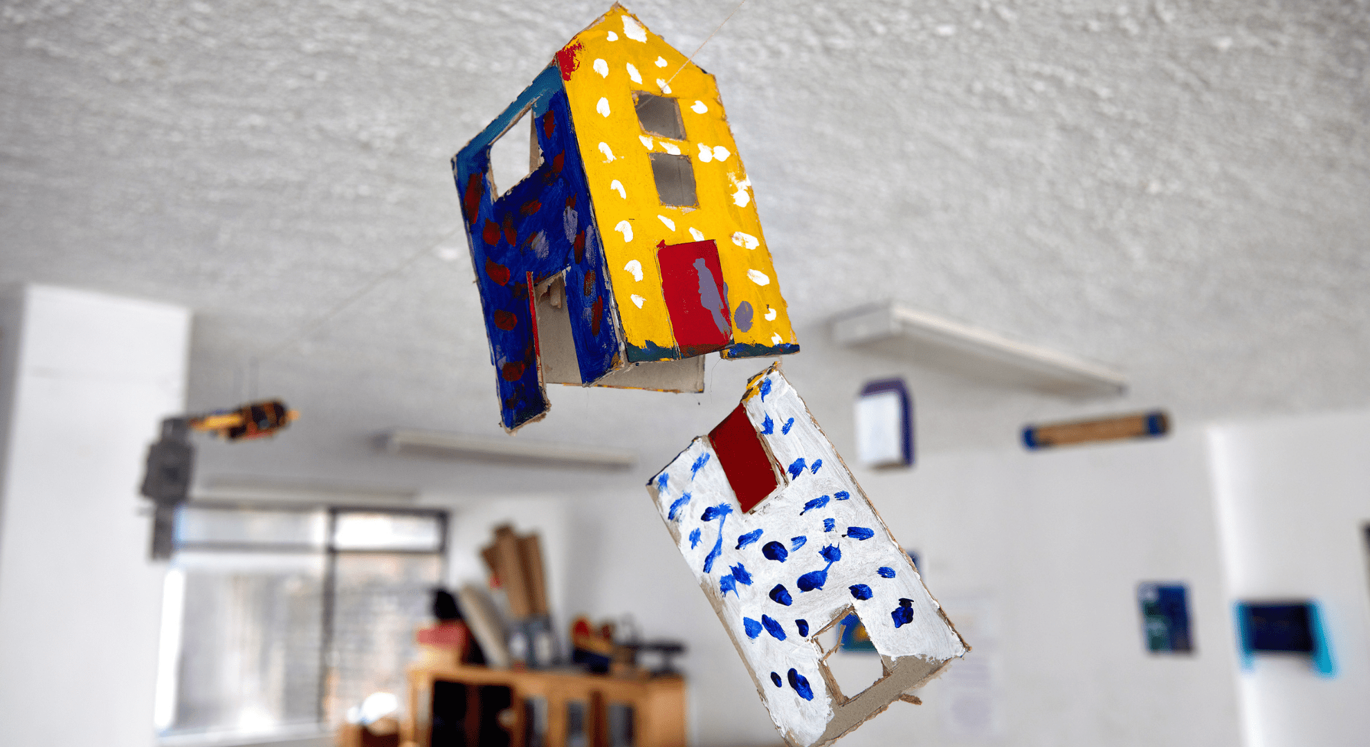 Elsie Monge en la sala de su departamento en Quito. Marzo de 2022. Foto: Karen Toro A.