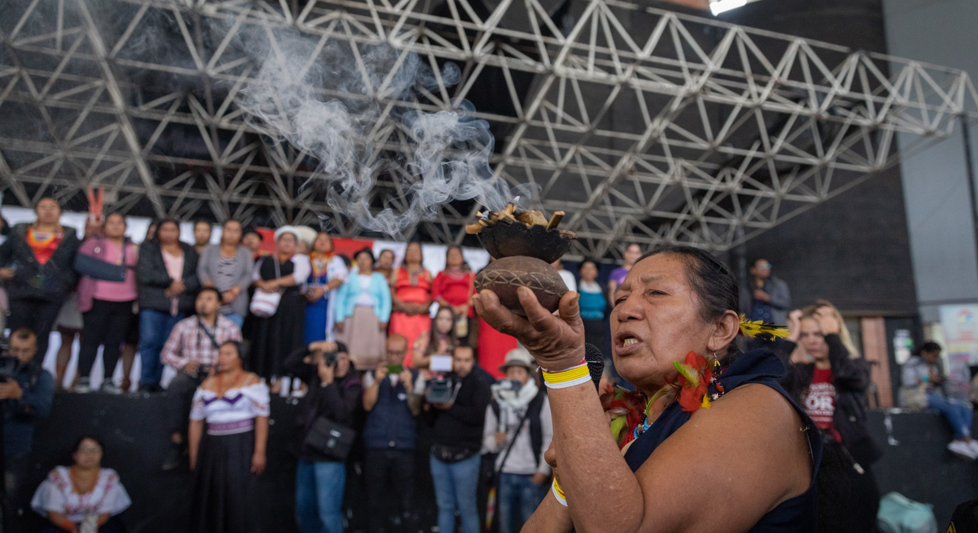 Elsie Monge en la sala de su departamento en Quito. Marzo de 2022. Foto: Karen Toro A.
