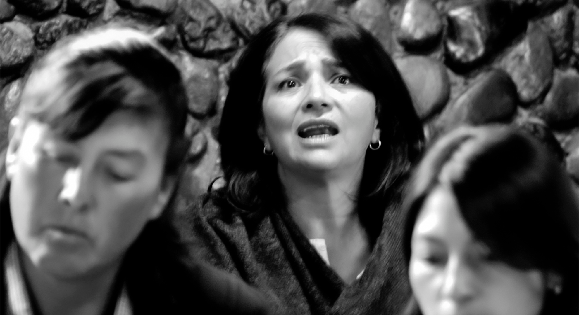 Elsie Monge en la sala de su departamento en Quito. Marzo de 2022. Foto: Karen Toro A.