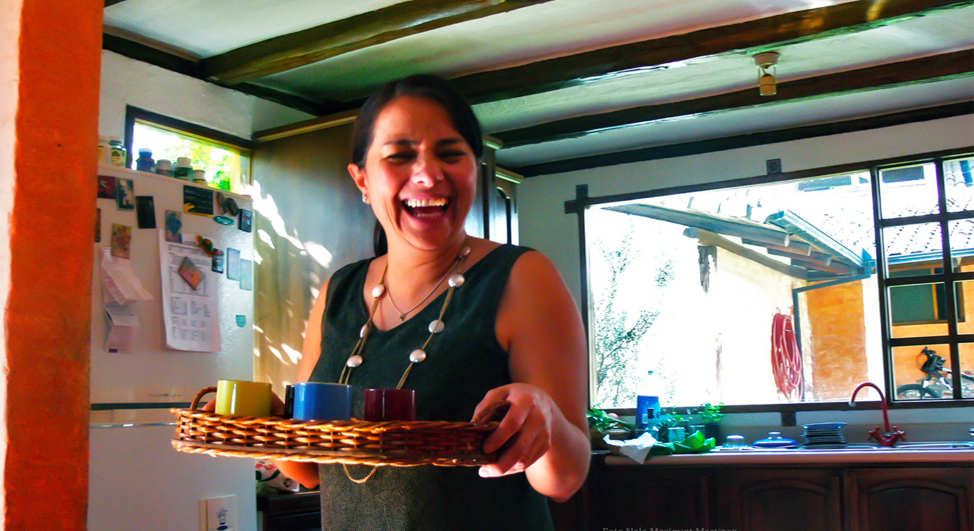 Elsie Monge en la sala de su departamento en Quito. Marzo de 2022. Foto: Karen Toro A.