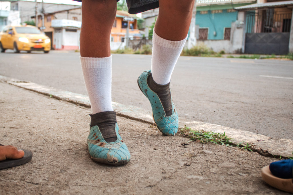 Algunas tardes, la niñez y adolescencia se reúne para jugar fútbol. Esmeraldas. Foto: Ismael Bernal