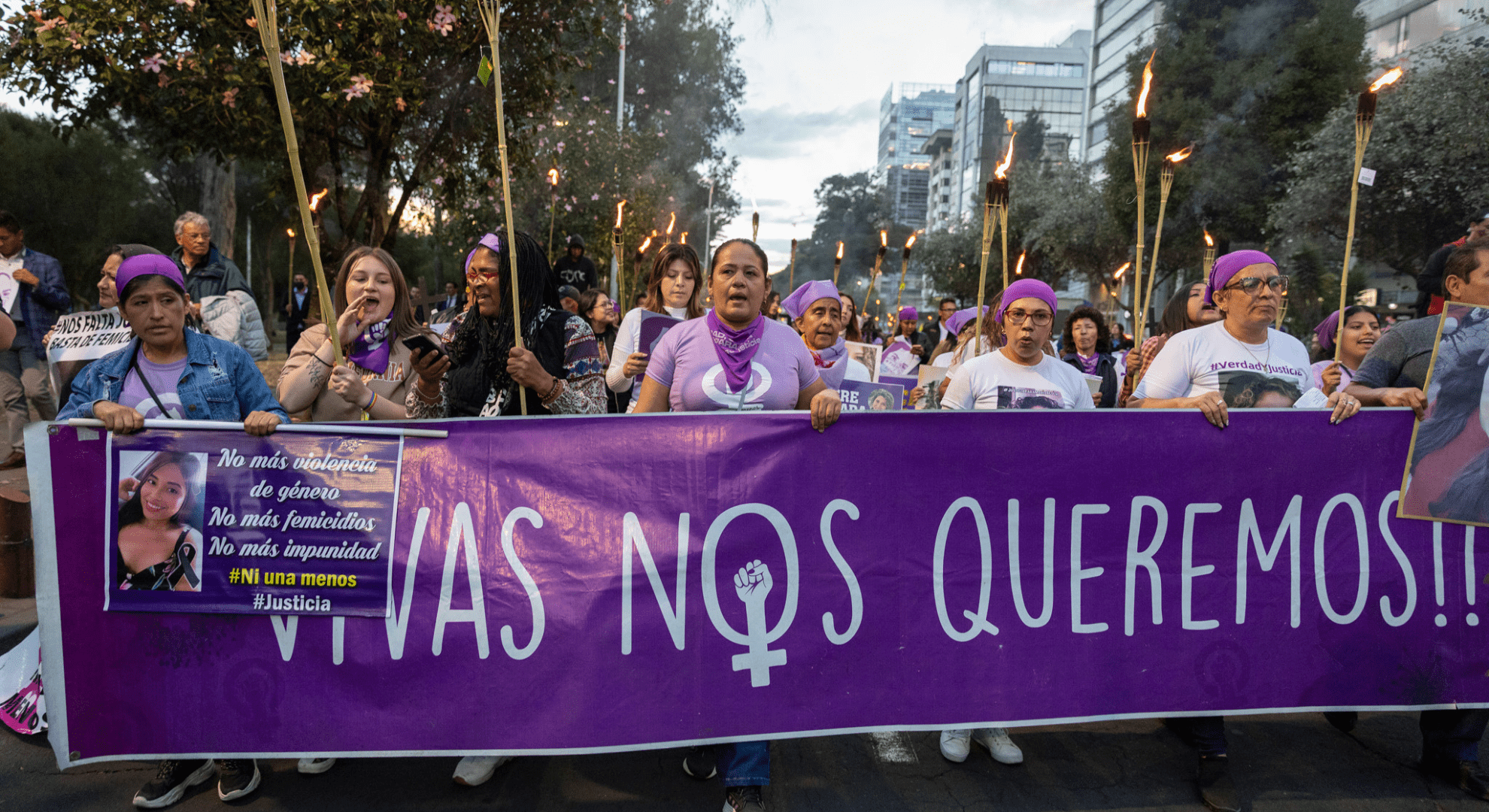Elsie Monge en la sala de su departamento en Quito. Marzo de 2022. Foto: Karen Toro A.