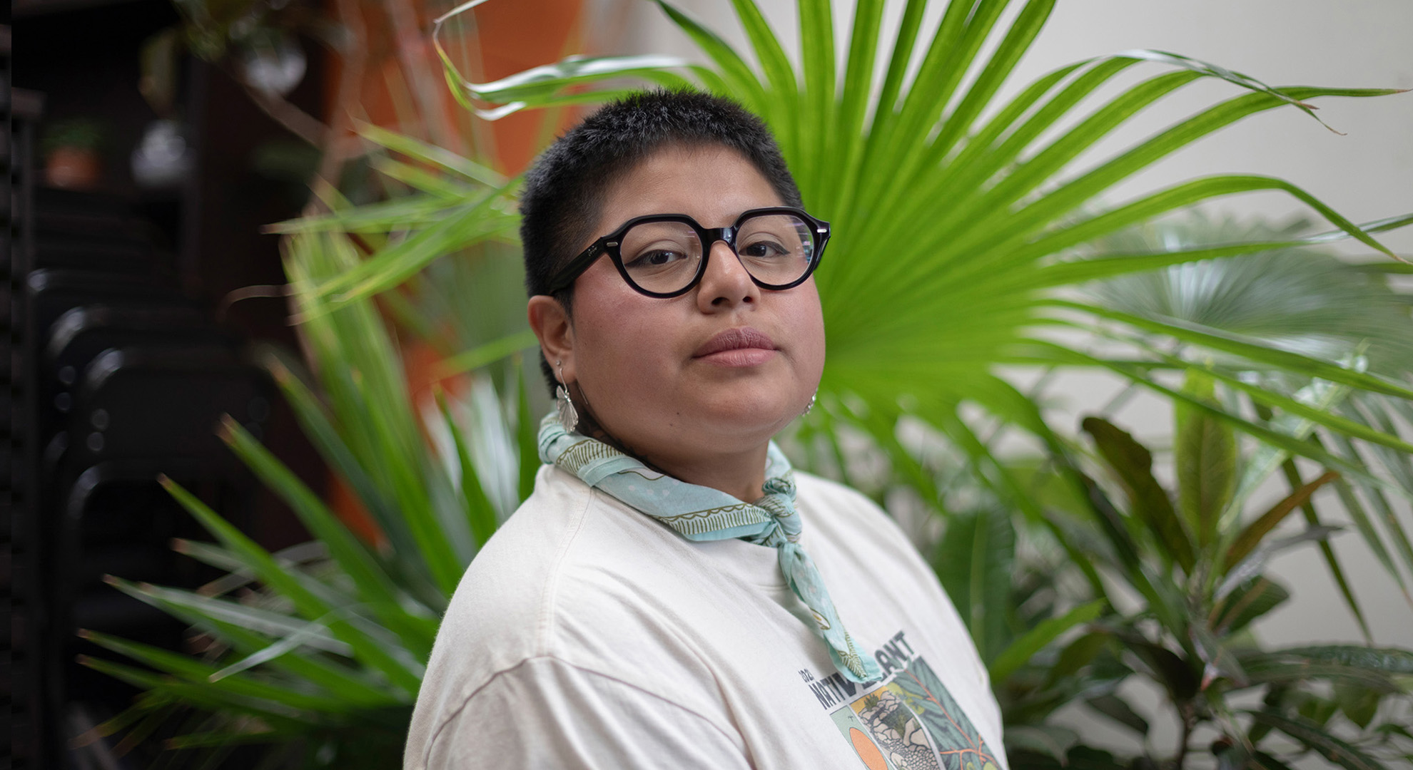Elsie Monge en la sala de su departamento en Quito. Marzo de 2022. Foto: Karen Toro A.