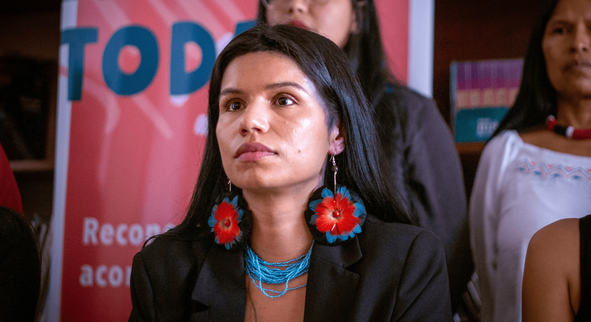 Elsie Monge en la sala de su departamento en Quito. Marzo de 2022. Foto: Karen Toro A.