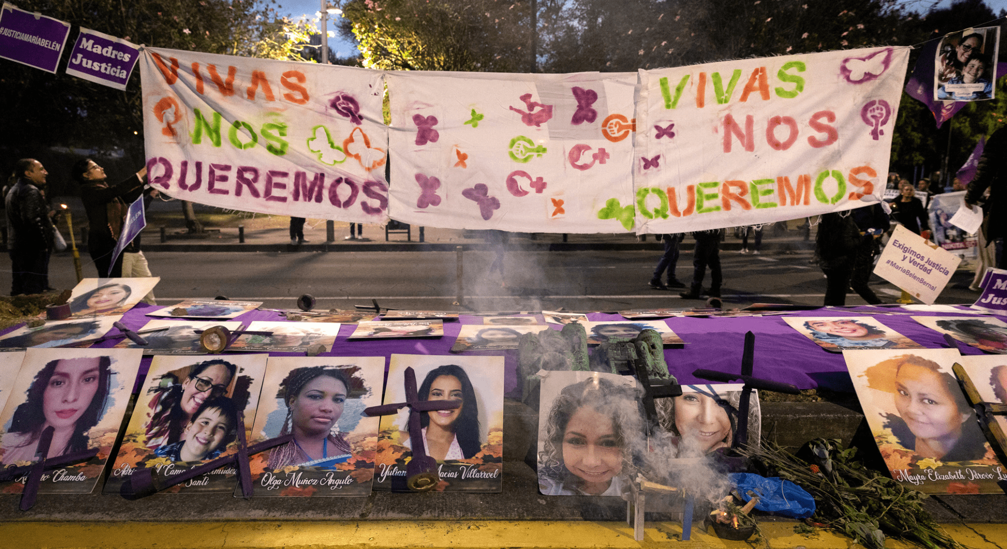 Elsie Monge en la sala de su departamento en Quito. Marzo de 2022. Foto: Karen Toro A.