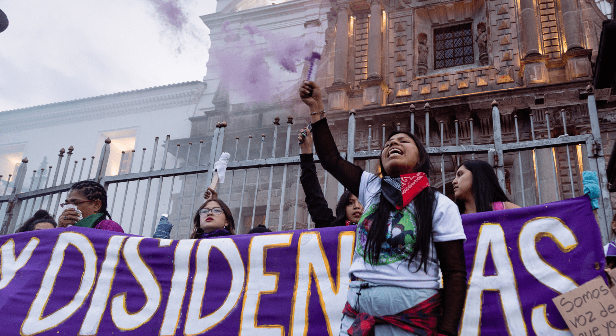 Elsie Monge en la sala de su departamento en Quito. Marzo de 2022. Foto: Karen Toro A.