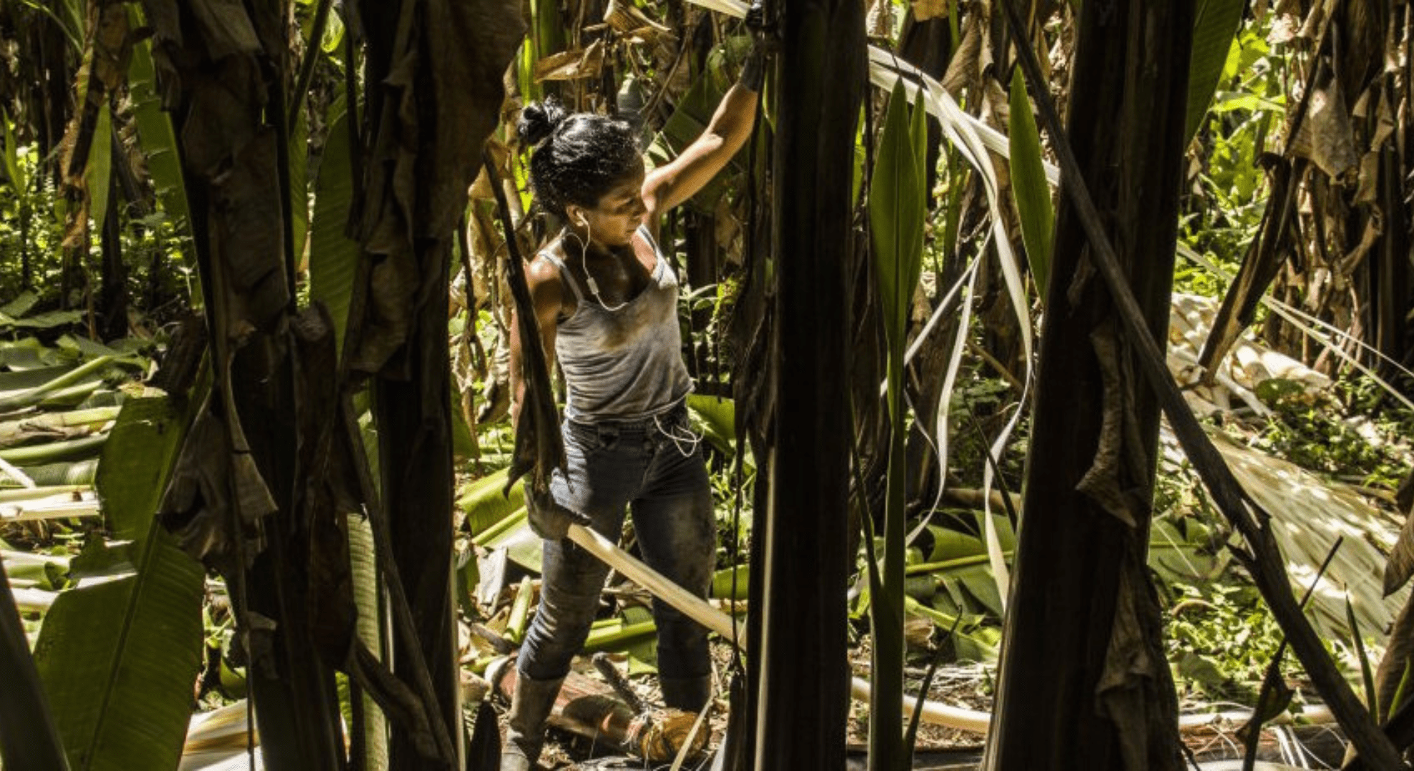 Elsie Monge en la sala de su departamento en Quito. Marzo de 2022. Foto: Karen Toro A.