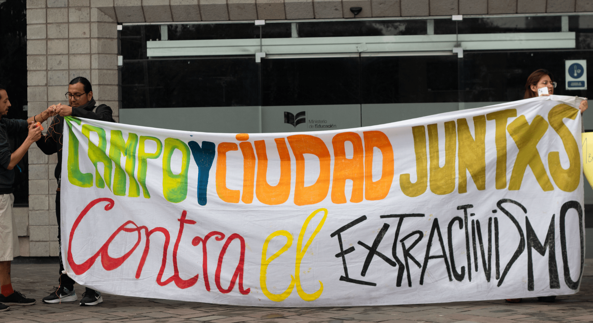 Elsie Monge en la sala de su departamento en Quito. Marzo de 2022. Foto: Karen Toro A.