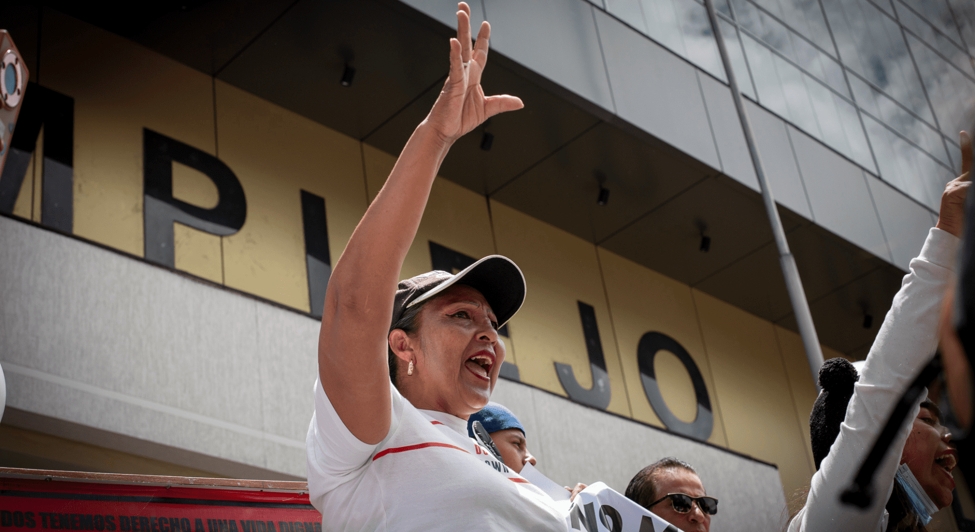 Elsie Monge en la sala de su departamento en Quito. Marzo de 2022. Foto: Karen Toro A.