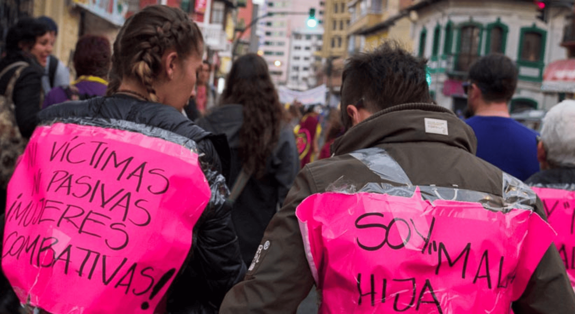 Elsie Monge en la sala de su departamento en Quito. Marzo de 2022. Foto: Karen Toro A.