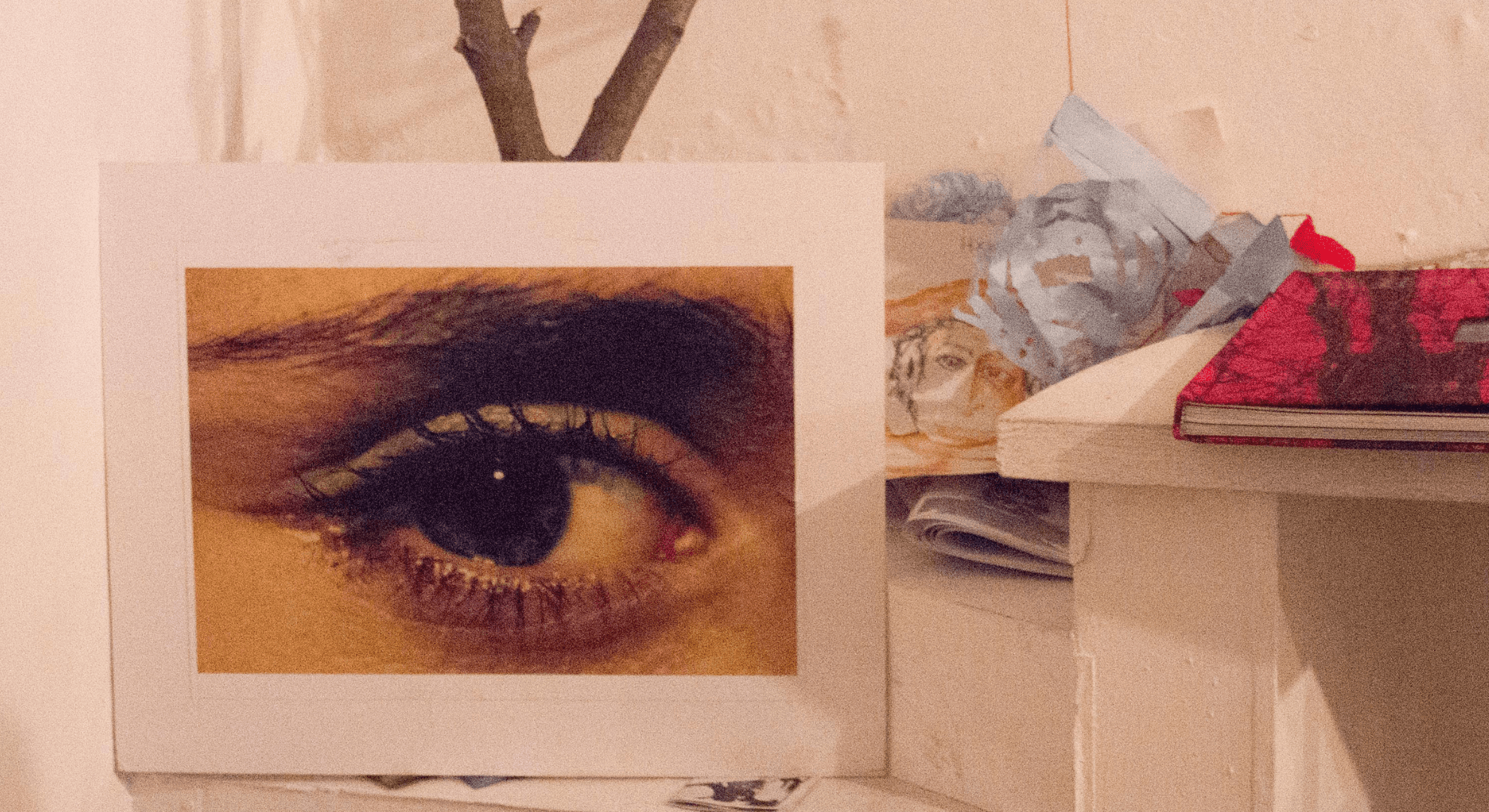 Elsie Monge en la sala de su departamento en Quito. Marzo de 2022. Foto: Karen Toro A.