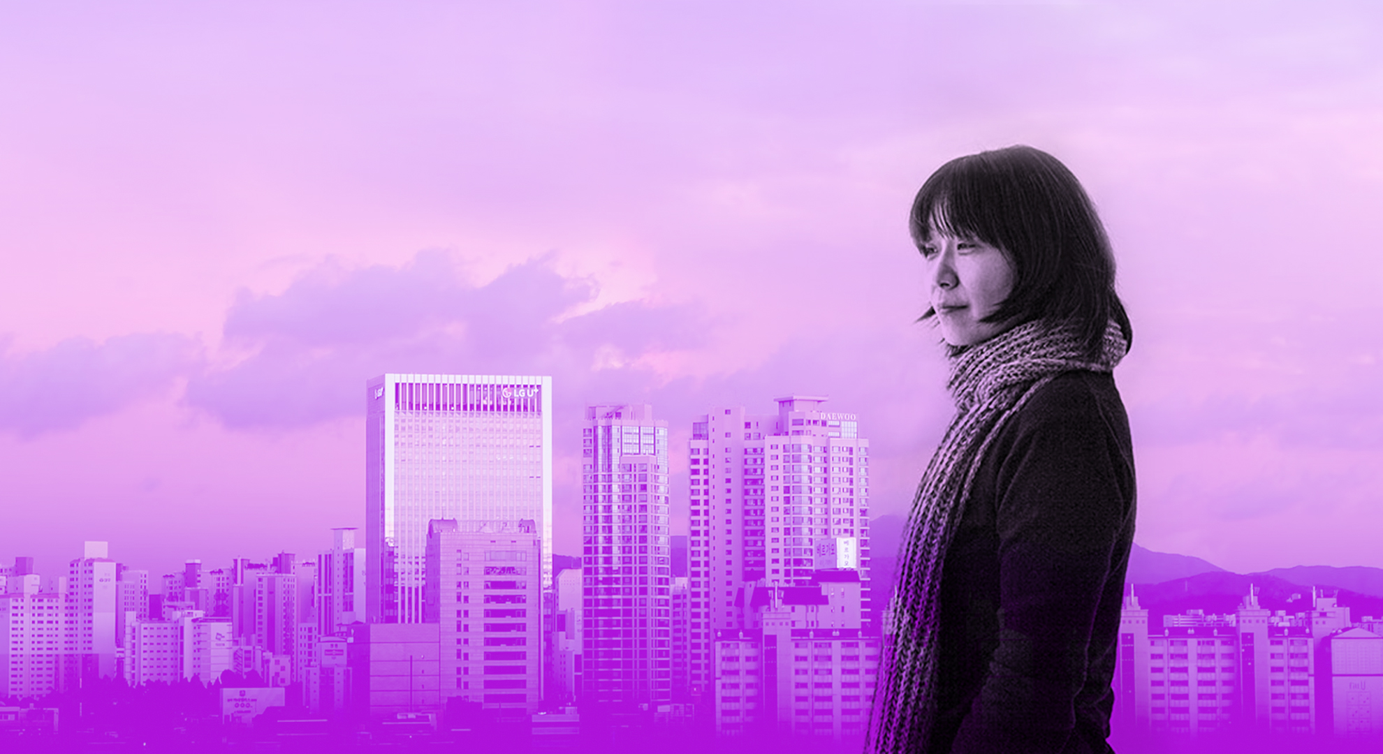 Elsie Monge en la sala de su departamento en Quito. Marzo de 2022. Foto: Karen Toro A.