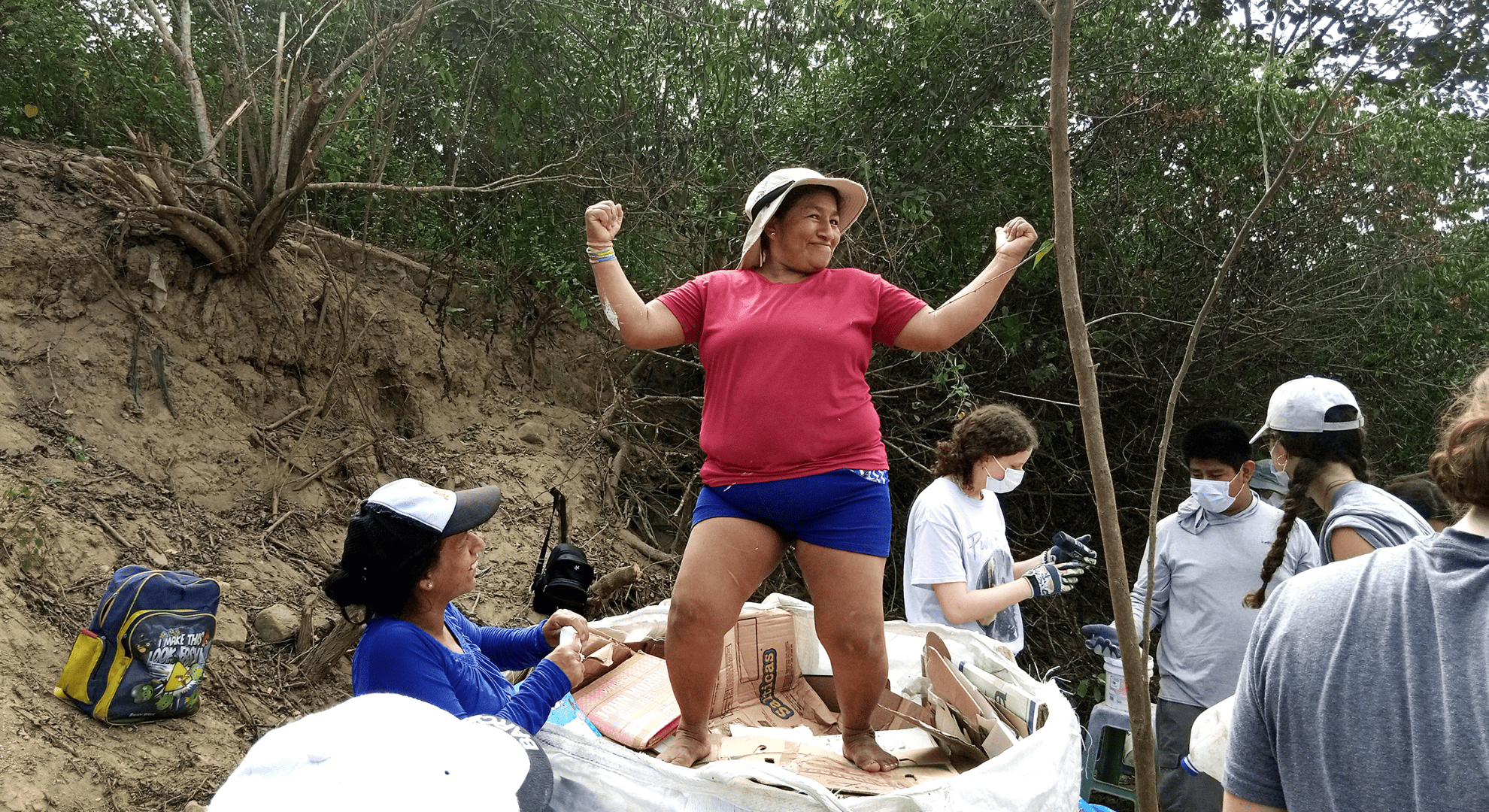 Elsie Monge en la sala de su departamento en Quito. Marzo de 2022. Foto: Karen Toro A.
