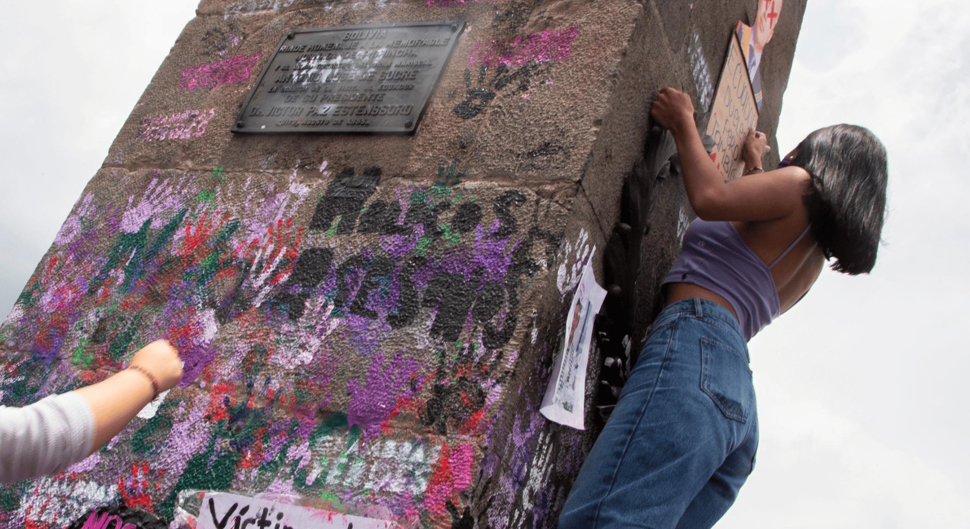 Elsie Monge en la sala de su departamento en Quito. Marzo de 2022. Foto: Karen Toro A.