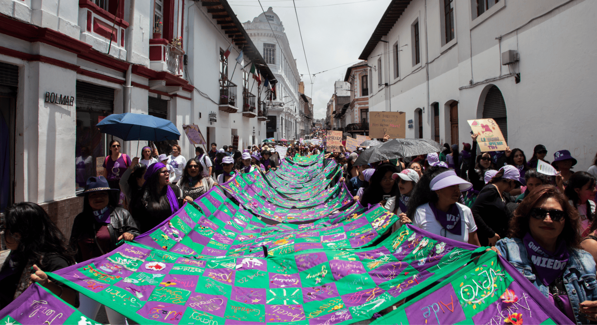 Elsie Monge en la sala de su departamento en Quito. Marzo de 2022. Foto: Karen Toro A.