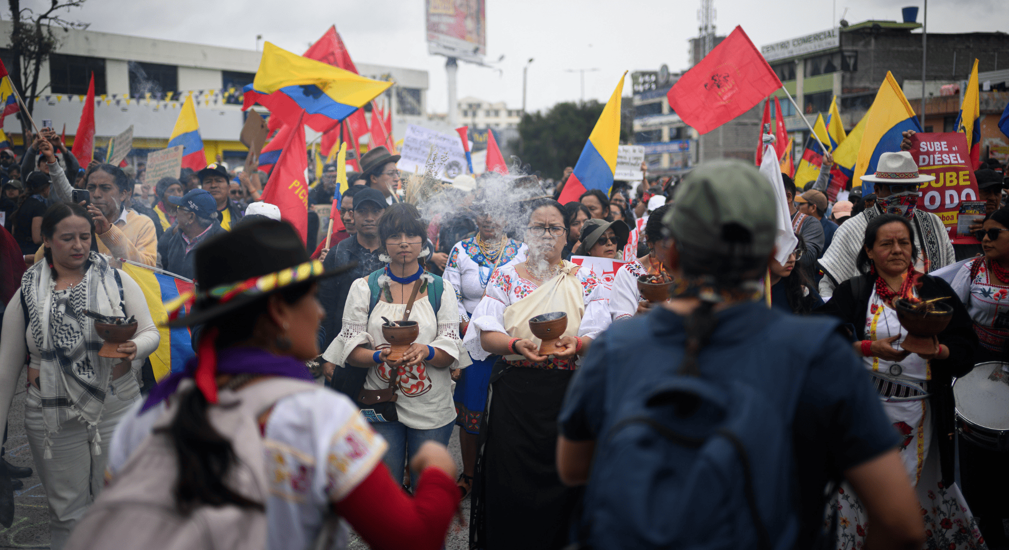 Elsie Monge en la sala de su departamento en Quito. Marzo de 2022. Foto: Karen Toro A.