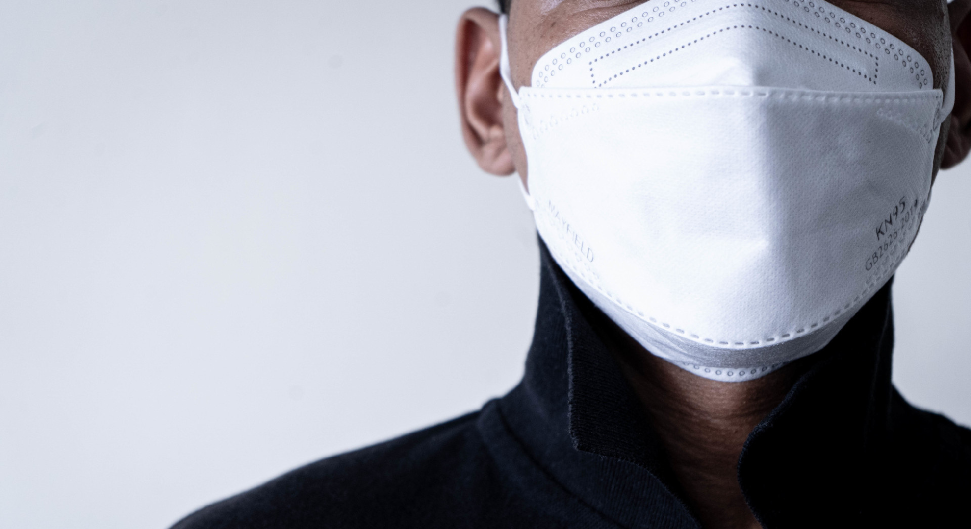 Elsie Monge en la sala de su departamento en Quito. Marzo de 2022. Foto: Karen Toro A.