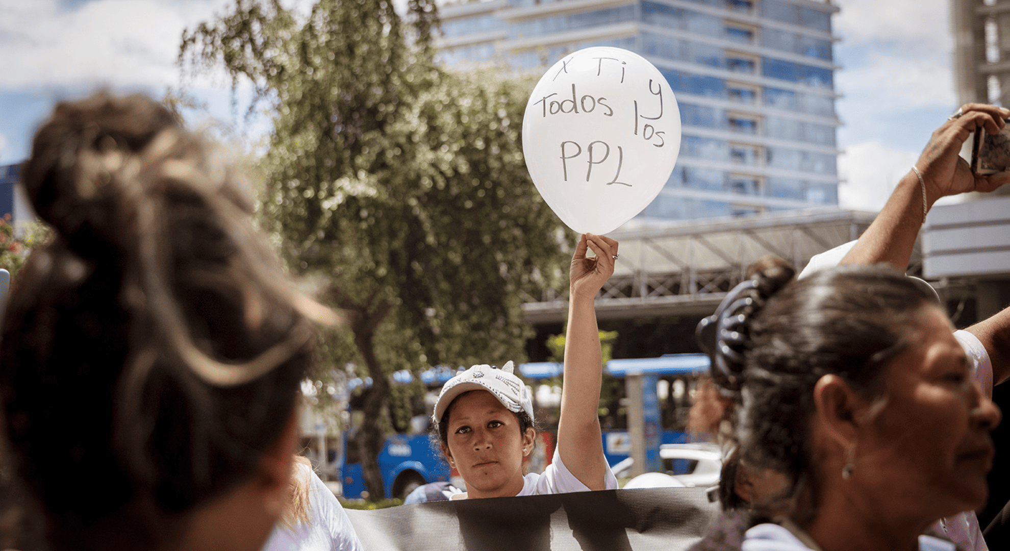 Elsie Monge en la sala de su departamento en Quito. Marzo de 2022. Foto: Karen Toro A.