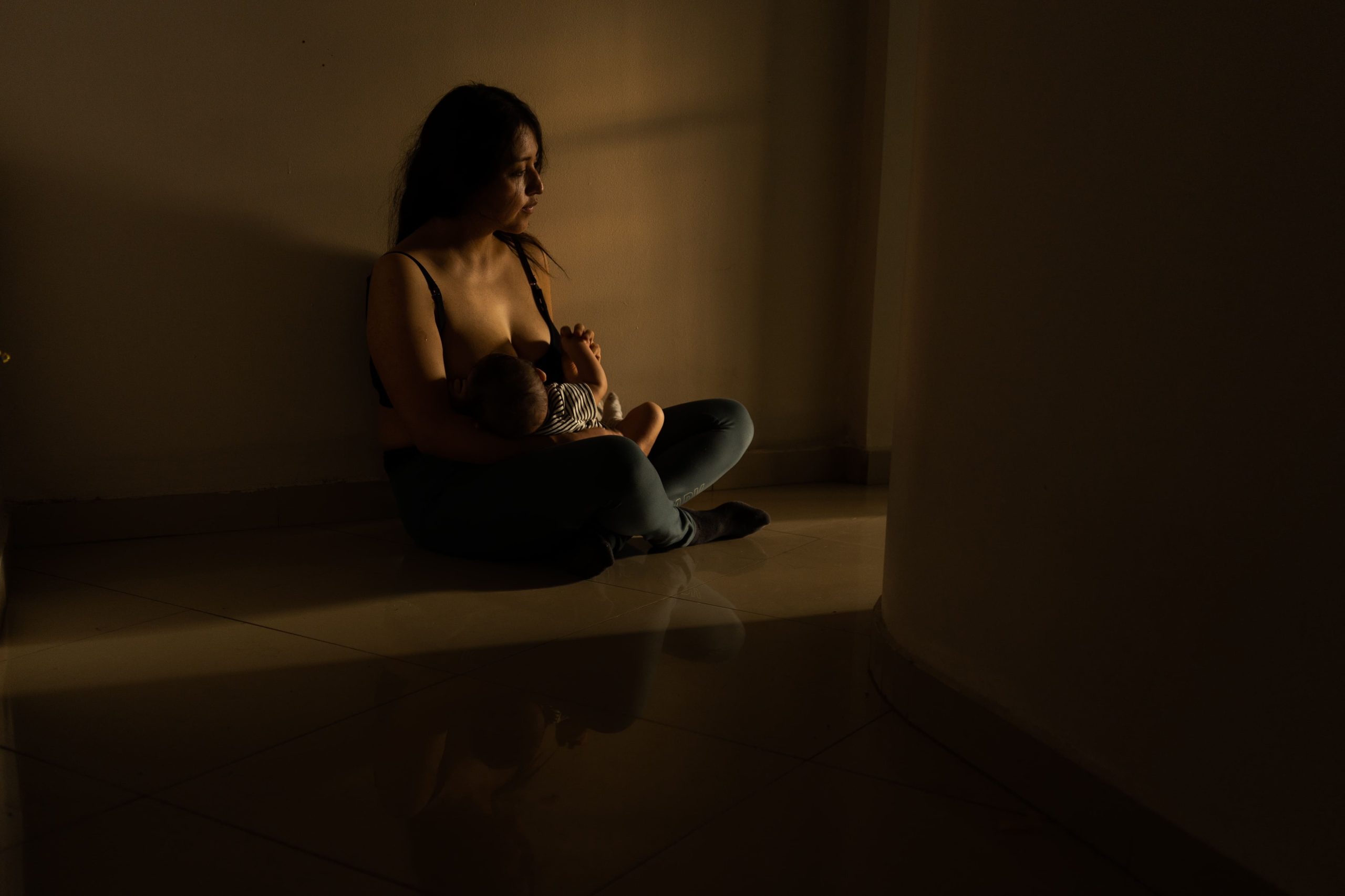 Elsie Monge en la sala de su departamento en Quito. Marzo de 2022. Foto: Karen Toro A.