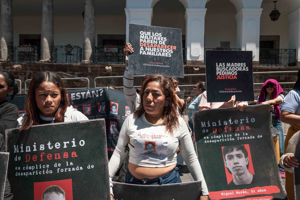 Familiares de Justin Álvarez, sostienen carteles en un plantón por detenidos desaparecidos por militares ecuatorianos desde 2024, en el marco del "conflicto armado interno" declarado por el presidente Daniel Noboa, frente al Palacio de Carondelet, en Quito, Ecuador, el 01 de septiembre de 2026. Foto: Karen Toro/La Periódica