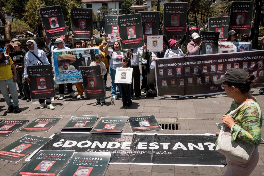 Familiares de detenidos desaparecidos por militares ecuatorianos desde 2024, en el marco del "conflicto armado interno" declarado por el presidente Daniel Noboa, realizan un plantón frente al Palacio de Carondelet, en Quito, Ecuador, el 01 de septiembre de 2026. Foto: Karen Toro/La Periódica