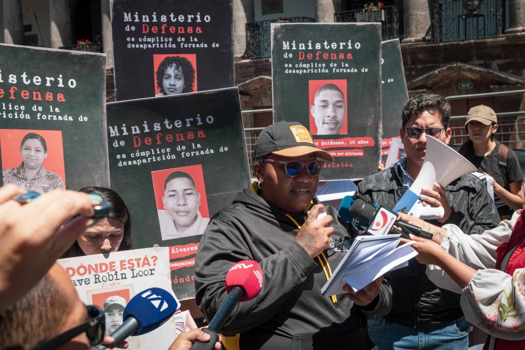 Liseth Bolaños, lee una carta para su hermano Jefferson Bolaños durante un plantón de familiares de detenidos desaparecidos por militares ecuatorianos desde 2024, en el marco del "conflicto armado interno" declarado por el presidente Daniel Noboa, frente al Palacio de Carondelet, en Quito, Ecuador, el 01 de septiembre de 2026. Foto: Karen Toro/La Periódica