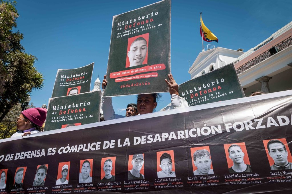 Familiares de detenidos desaparecidos por militares ecuatorianos desde 2024, en el marco del "conflicto armado interno" declarado por el presidente Daniel Noboa, realizan un plantón frente al Palacio de Carondelet, en Quito, Ecuador, el 01 de septiembre de 2026. Foto: Karen Toro/La Periódica