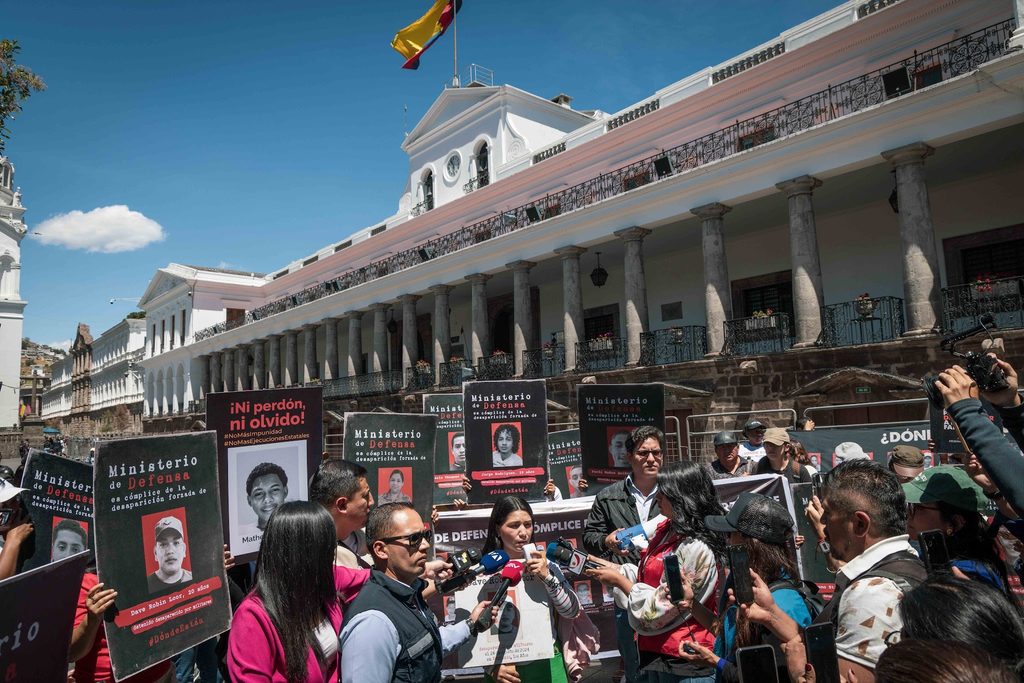 Diana Roca, tía de Dave Robin Loor Roca, habla a la prensa durante un plantón de familiares de detenidos desaparecidos por militares ecuatorianos desde 2024, en el marco del "conflicto armado interno" declarado por el presidente Daniel Noboa, frente al Palacio de Carondelet, en Quito, Ecuador, el 01 de septiembre de 2026. Foto: Karen Toro/La Periódica