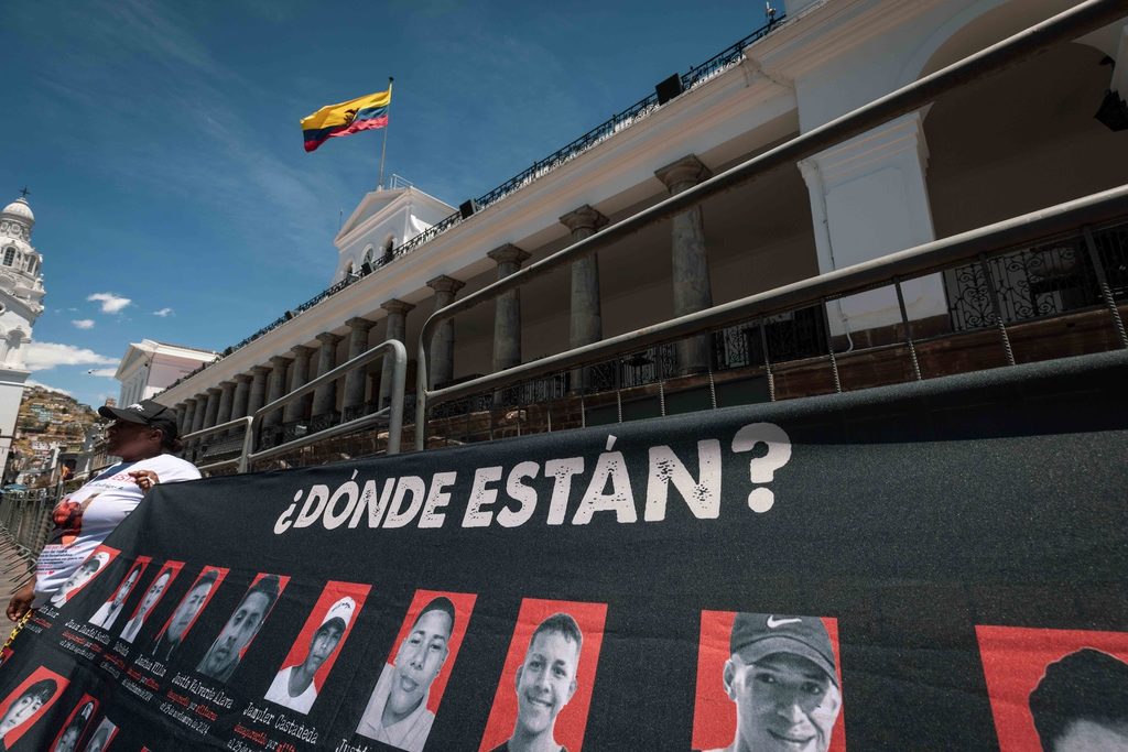 Familiares de detenidos desaparecidos por militares ecuatorianos desde 2024, en el marco del "conflicto armado interno" declarado por el presidente Daniel Noboa, realizan un plantón frente al Palacio de Carondelet, en Quito, Ecuador, el 01 de septiembre de 2026. Foto: Karen Toro/La Periódica